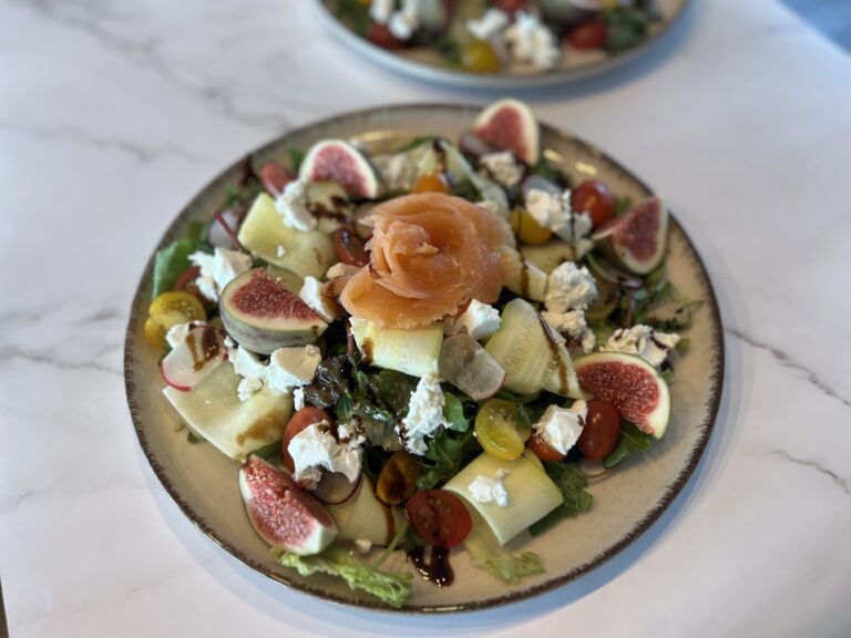 Salad with figs, goatcheese & smoked salmon!